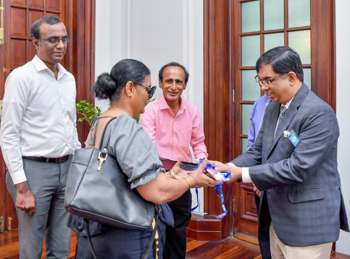 சர்வதேச வெள்ளைப் பிரம்பு பாதுகாப்பு தினத்தின் முதல் கொடி ஜனாதிபதியின் செயலாளருக்கு அணிவிக்கப்பட்டது