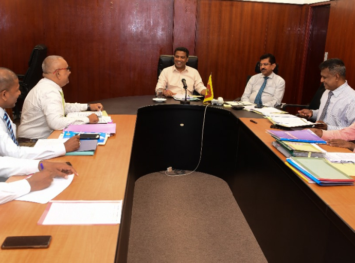 சுகாதார நிபுணர்களை அவர்களின் தொழில்சார் வாழ்க்கையின் தேவைகளை பூரணப்படுத்துவதன் மூலம், இந்த நாட்டு மக்களுக்கு வினைத்திறனான சுகாதார சேவைகளை வழங்க முடியும்..