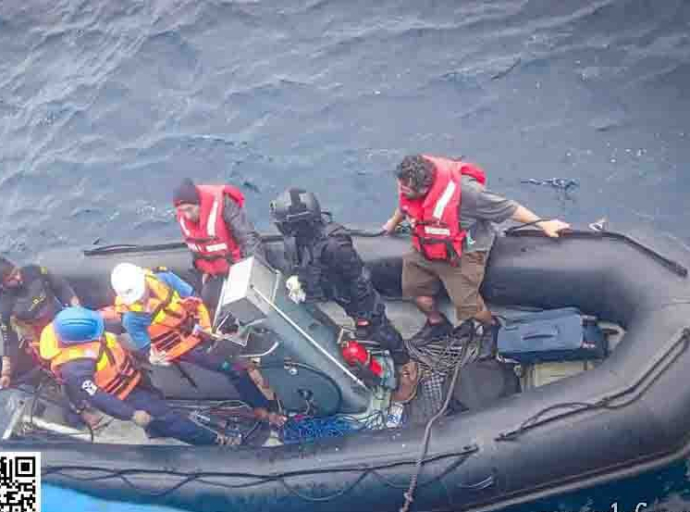 கடலில் தத்தளித்துக் கொண்டிருந்த வணிகக் கப்பலிலிருந்த மாலுமிகள் இலங்கை கடற்படையினரால் மீட்பு