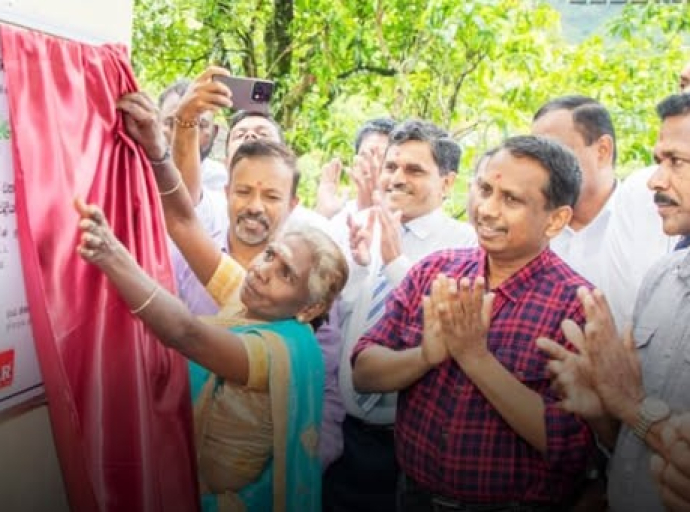 அழகான வீடு - வளமான குடும்பம் வரிசை வீடு புதுப்பித்தல் திட்டத்தின் கீழ், கட்டி முடிக்கப்பட்ட வீடுகள் பயனாளிகளுக்கு