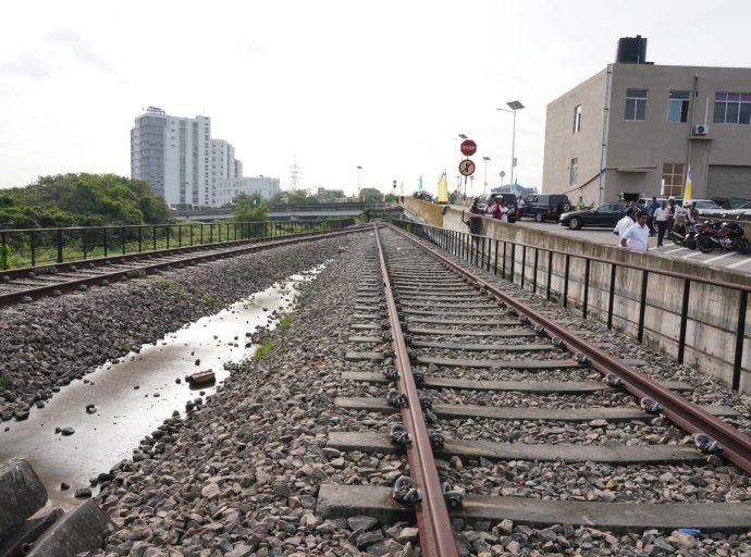 பிரதமர் தலைமையிலான குழுவினர் களனி  மானெல்கம கழிவு சேகரிப்பு நிலையத்திற்குக் கண்காணிப்பு விஜயம் 