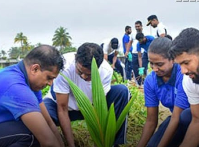 கடற்படையின் 75 ஆவது ஆண்டு நிறைவை முன்னிட்டு காலி முகத்திடலில் மேற்கொண்ட மரம் நடும் திட்டம்
