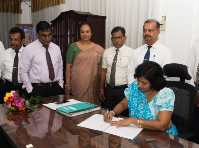 புதிய ஆயுர்வேத ஆணையாளர் மற்றும் உதவி ஆணையாளராக நியமனம் பெற்றவர்கள் கடமைகளை ஆரம்பித்தனர் 