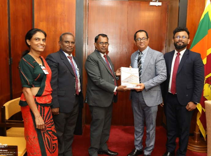 கணக்காய்வாளர் நாயகத்தின் 2024 ஆம் ஆண்டுக்கான வருடாந்த அறிக்கை சபாநாயகரிடம் கையளிப்பு