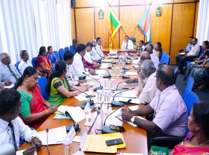 பாடசாலை மாணவர்களிடமிருந்து பணம் வசூலிக்கும் அதிபர்களுக்கு எதிராக நடவடிக்கை எடுக்குமாறு  ஆளுநர் அறிவுறுத்தல்