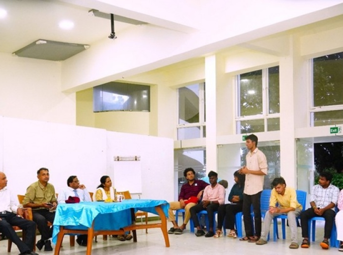 இலங்கைக்கு சுற்றுலா வந்த சென்னை லயோலா கல்லூரியில் பட்டப் பின் படிப்பை (Postgraduate Studies) மேற்கொண்டு வரும் மாணவர்கள் ஆளுநரை சந்தித்து கலந்துரையாடினர்