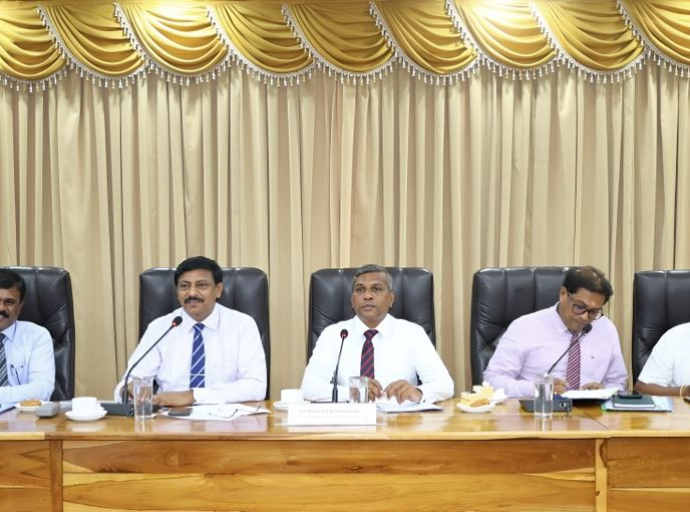 வீடமைப்பு நிர்மாணம் மற்றும் நீர் வழங்கல் அமைச்சர் வைத்தியர் எச். எம். சுசில் ரணசிங்ஹ தலைமையில் நடைபெற்ற முன்னேற்ற மீளாய்வுக் கூட்டம்