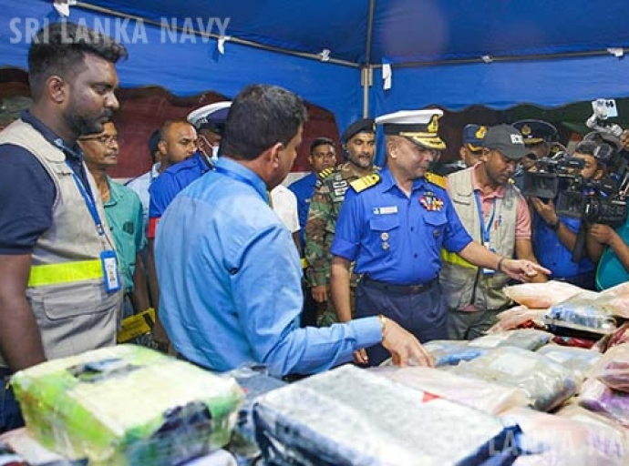376கிலோவிற்கும் அதிகமான ஹெரோயின் மற்றும் ஐஸ் போதை பொருட்களை கொண்டு வந்த ஆழ் கடல் மீன் பிடிக் கப்பலுடன் 06 சந்தேக நபர்கள் தெற்கு கடற்கரையில் கடற்படையினரிடம் ஒப்படைக்கப்பட்டனர்