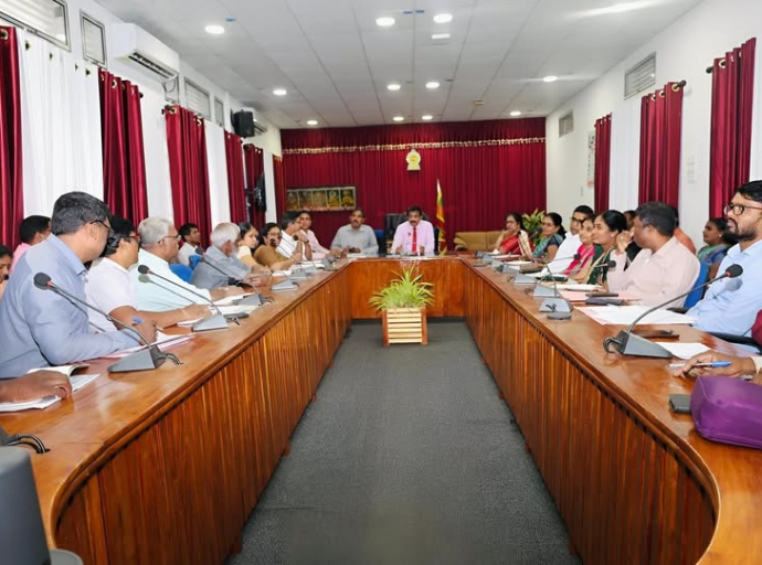 அனர்த்தத்தின் போது பொதுமக்கள் அவசர உதவிகளைப் பெற்றுக்கொள்ள மாவட்டச் செயலகத்தின் 0212117117 என்ற தொலைபேசி இலக்கத்திற்கு 24 மணி நேரமும் தொடர்பு கொள்ள முடியும் என யாழ்  அரசாங்க அதிபர் அறிவிப்பு