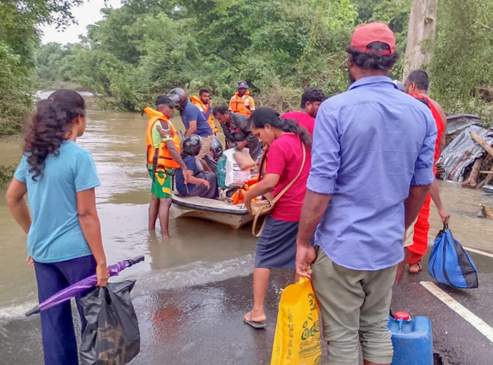 மன்னார் இலுப்பைக்கடவை மற்றும் செட்டிகுளம் பகுதிகளில் வெள்ளத்தால் பாதிக்கப்பட்ட 157 பேரை கடற்படையினர் மீட்டனர்