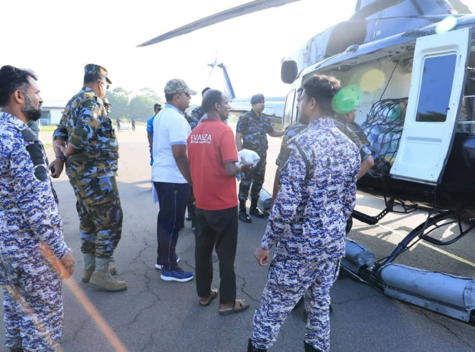 விசேட நிவாரண உதவிகளுடன் கூடிய பெல் 412 ஹெலிகாப்டர் திருகோணமலை மாவட்டத்தை வந்தடைந்தது