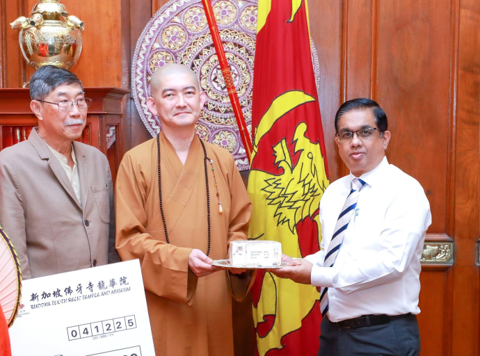 ஹுணுபிட்டி கங்காராம விகாரையின் விகாராதிபதி  கலாநிதி வண,கிரிந்தே அஸ்ஸஜி நாயக தேரர் உள்ளிட்டோர் ஜனாதிபதியை சந்தித்தனர்