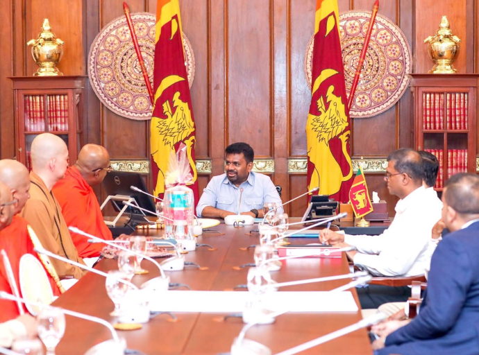 ஹுணுபிட்டி கங்காராம விகாரையின் விகாராதிபதி  கலாநிதி வண,கிரிந்தே அஸ்ஸஜி நாயக தேரர் உள்ளிட்டோர் ஜனாதிபதியை சந்தித்தனர்