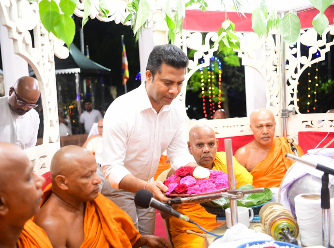 திடீர் இயற்கை அனர்த்தத்தால்  இடம்பெயர்ந்த மக்கள் துயரத்தில் இருந்து மீண்டுவருவதற்கும் மேலும் உறவுகளுக்காக பிரார்த்தனை செய்யும்  வகையில் கதிர்காமம் கிரிவெஹெரவில் ஒரு பிரமாண்டமான இரவு முழுவதும் பிரித் பிரசங்கம் நடைபெற்றது... 