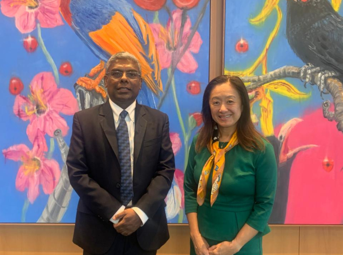 இலங்கைக்கான அமெரிக்கத் தூதுவர் Julie Chung மற்றும் விஞ்ஞானம், தொழில்நுட்பம் தொடர்பான ஜனாதிபதியின் சிரேஷ்ட ஆலோசகர் பேராசிரியர் கோமிக உடுகமசூரிய இடையேயான சந்திப்பு