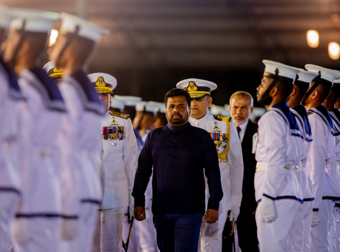 நாட்டை மீண்டும் கட்டியெழுப்பும் உறுதியுடன் ஒன்றிணைந்து செயல்படுவோம்    -அனர்த்த நிலைமைகளில் உயிரைப் பணயம் வைத்து கடற்படையினர் செய்த தியாகங்களை நன்றியுடன் பாராட்டுகிறோம்    - ஜனாதிபதி