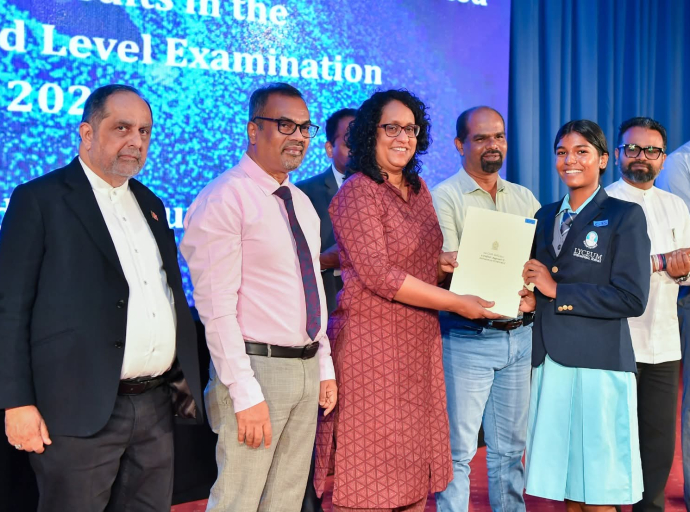 மேல் மாகாணத்தில் உயர்தரப் பரீட்சையில் சிறந்த பெறுபேறுகளைப் பெற்ற மாணவர்களுக்கு ஜனாதிபதி நிதியத்தினால் கௌரவிப்பு
