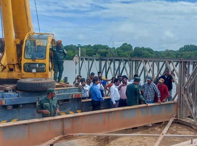 முற்றாக உடைந்த நாயாறு பாலம் இலங்கை இராணுவ பொறியியலாளர்களால் புனரமைப்பு