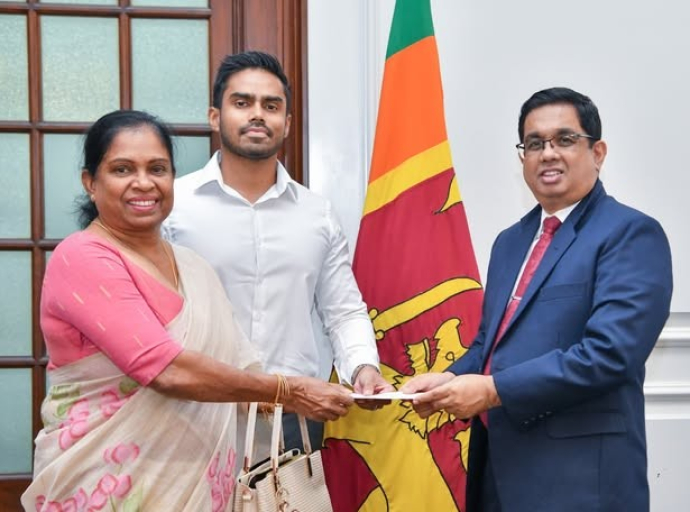 ‘Rebuilding Sri Lanka’ நிதியத்திற்கு Edirisinghe Edible Oil (Pvt) Ltd நிதி நன்கொடை