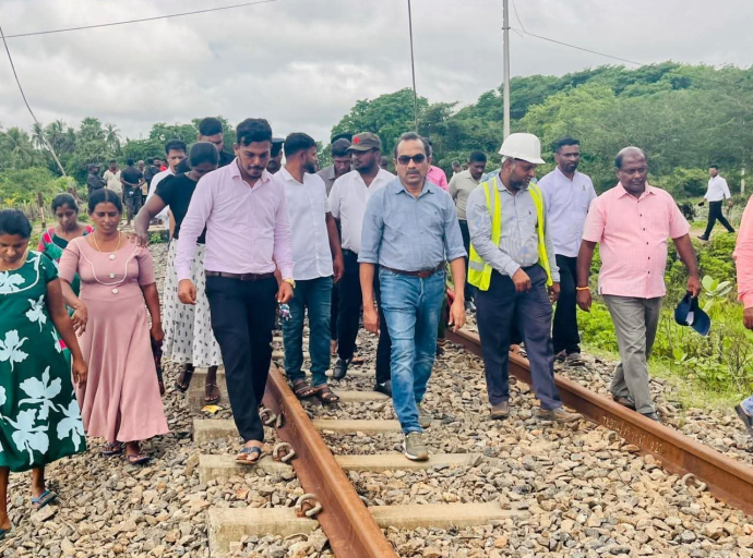 மதவாச்சியில் இருந்து தலைமன்னாருக்கு செல்லும் புகையிரதப்பாதைப் பணிகளை மேற்பார்வை செய்வதற்காக போக்குவரத்து, நெடுஞ்சாலைகள் மற்றும் நகர அபிவிருத்தி அமைச்சர் அப்பகுதிக்கு விஜயம்