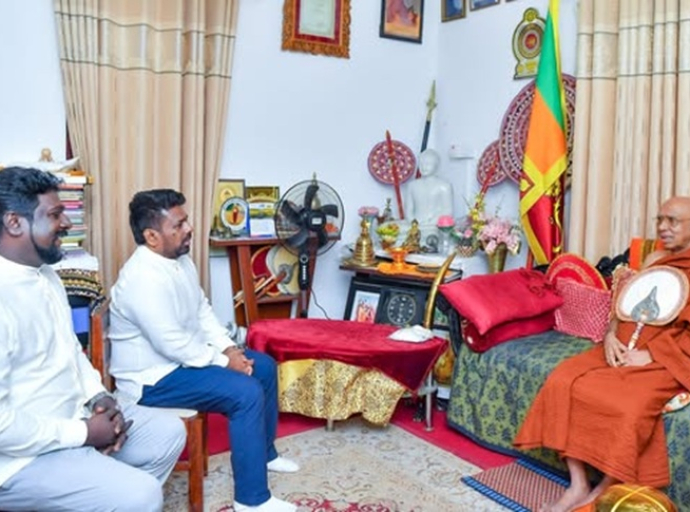 ஜனாதிபதி ராமன்ய மகா பீடத்தின் மகாநாயக்க தேரரைச் சந்தித்தார்