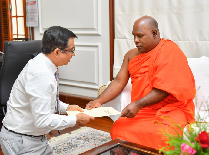 டித்வா சூறாவளியால் சொத்துக்கள் சேதமடைந்த மக்களுக்காக வண, மாவீகந்தே ரதனபால தேரரினால் காணி நன்கொடை