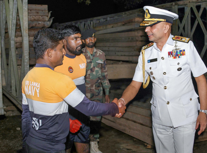 அம்பன் கங்கை வழியாக பொதுமக்களுக்கு போக்குவரத்து வசதிகளை வழங்கும் கடற்படையின் செயல்பாட்டை கடற்படைத் தளபதி கண்காணித்தார்