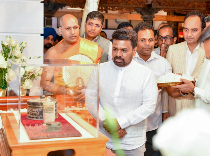 வரலாற்று சிறப்பு மிக்க தெவ்னி மோரி புத்த பெருமானின் புனித சின்னங்களை ஜனாதிபதி வழிபட்டார்