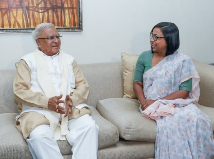 புத்த பெருமானின் புனிதச் சின்னங்களை 11 ஆம் திகதி புதன்கிழமை இந்தியாவுக்கு திருப்பிக் கொண்டு செல்வதற்காக இந்திய தூதுக்குழு இலங்கை வருகை