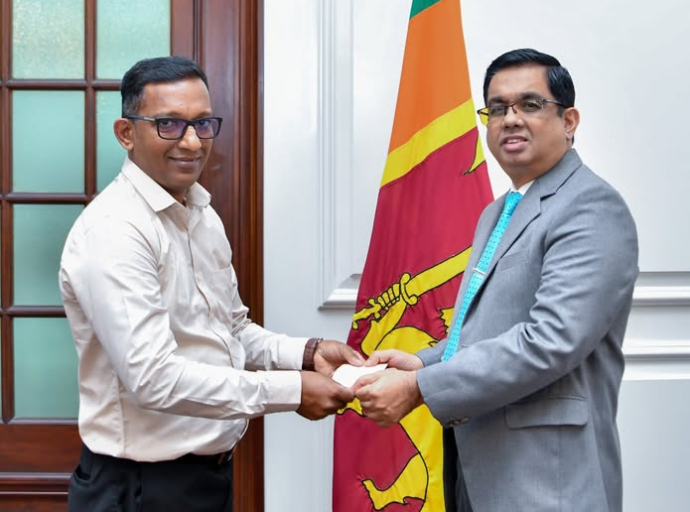 ‘Rebuilding Sri Lanka’ நிதியத்திற்கு Piotex Gloves Pvt Ltd இனால் நிதி நன்கொடை