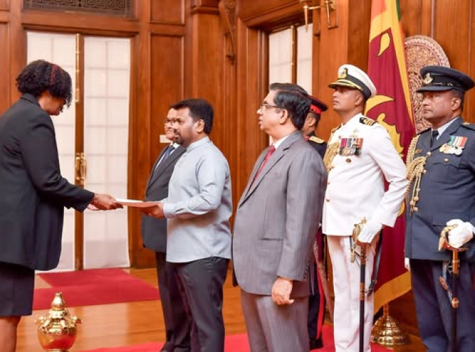 மூன்று புதிய தூதுவர்கள் ஜனாதிபதியிடம் நற்சான்றிதழ் பத்திரங்களைக் கையளித்தனர்