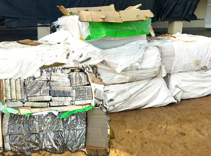 சட்டவிரோதமாக கொண்டு வரப்பட்ட 360 கிலோகிராம் பீடி இலைகள் நீர்கொழும்பு பிடிபன கடல் பகுதியில் கடற்படையினரால் கைப்பற்றப்பட்டன