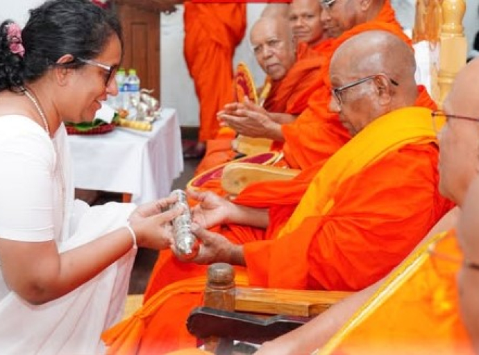 நாட்டை ஒரு புதிய மாற்றத்திற்கான யுகத்தை நோக்கி இட்டுச் செல்லும் பயணத்தில் மகா சங்கத்தினரினதும் ஏனைய மதத் தலைவர்களினதும் வழிகாட்டல்களும் ஆலோசனைகளும் அரசாங்கத்திற்கு மிக அவசியமானவை