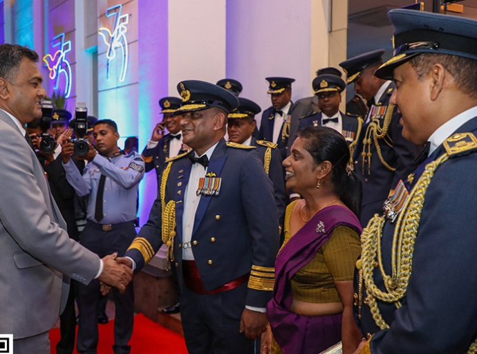 பாதுகாப்பு பிரதி அமைச்சர் மற்றும் பாதுகாப்புச் செயலாளர் இலங்கை விமானப்படையின் 75வது ஆண்டு நிறைவு வரவேற்பு விழாவில் பங்கேற்றனர்
