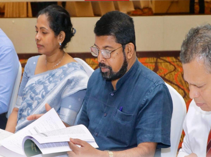 அரசாங்க அதிகாரிகளுக்கிருக்கும் சிக்கலான சட்டத் தடைகளை நீக்கி, மக்களுக்குத் துரிதமான நிவாரணங்களை வழங்குவதே அரசாங்கத்தின் முன்னுரிமையாகும்  -  அமைச்சர் பேராசிரியர் சந்தன அபயரத்ன
