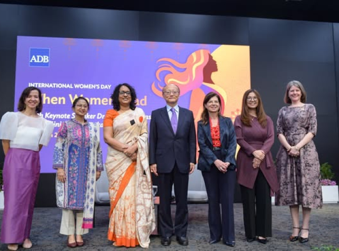 பெண் வலுவூட்டலுக்காக பிரதமர் கலாநிதி ஹரிணி அமரசூரியவுக்கு தலைமைத்துவ விருது