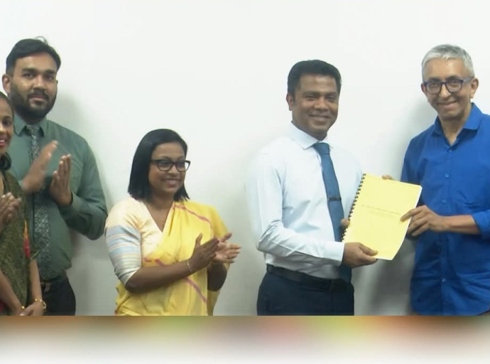 விரிவான ஆலோசனையின் மூலம் தயாரிக்கப்பட்ட "தேசிய ஊடகக் கொள்கையின்" மேம்படுத்தப்பட்ட  வரைவினை அமைச்சர் மற்றும் பிரதியமைச்சரிடம் கையளிக்கும் நிகழ்வு
