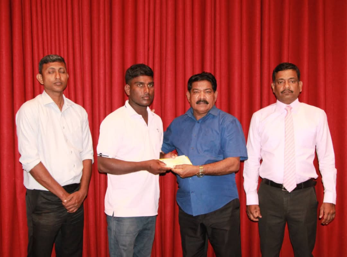 டித்வா புயலினால் பாதிக்கப்பட்ட மீனவர்களுக்கு இழப்பீட்டுக்கான காசோலைகள் வழங்கி வைப்பு.