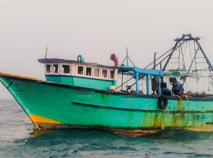 உள்ளூர் கடல் பகுதியில் சட்டவிரோத மீன்பிடி நடவடிக்கைகளில் ஈடுபட்டிருந்த இந்திய மீன்பிடிக் படக்கொன்றுடன் 10 மீனவர்கள் கடற்படையினரால் கைது செய்யப்பட்டனர்