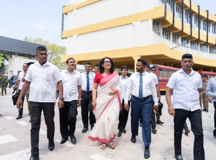 நவீனமயமாக்கப்பட்ட கொழும்பு மத்திய பஸ் நிலையத்தைப் பிரதமர் நேரில் சென்று பார்வையிட்டார்