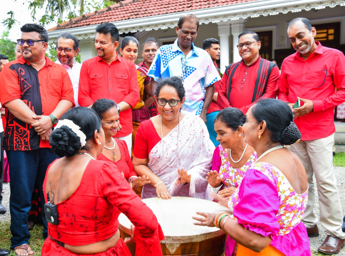  பிரதமர் தலைமையில் சிங்கள, தமிழ் புத்தாண்டு கலாச்சார விழா -சுபவேளையில் குழந்தைகளுக்கு ஏடு தொடக்கி வைத்து, புத்தாண்டுச் சடங்குகளில் பிரதமர் பங்கேற்பு