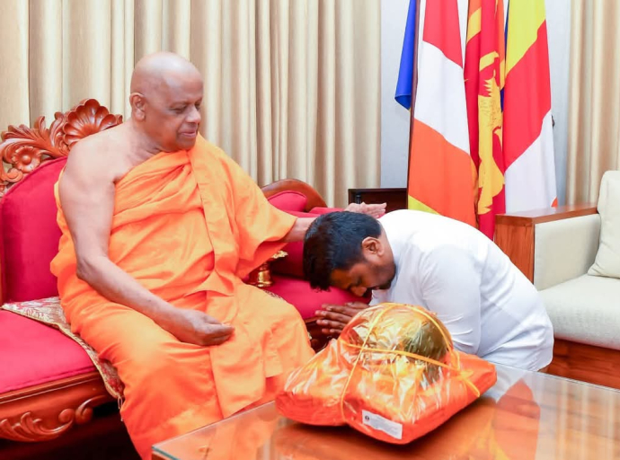 அஸ்கிரி மகாநாயக்க தேரரைச் சந்தித்த ஜனாதிபதி, சிங்கள தமிழ் புத்தாண்டிற்கு ஆசி பெற்றார்