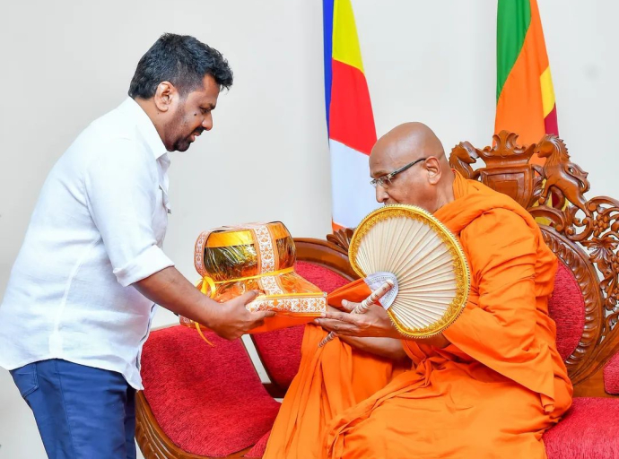 ஜனாதிபதி அமரபுர மகா நிகாயவின் மகா நாயக்க தேரரைச் சந்தித்து ஆசி பெற்றார்