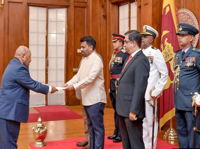 நான்கு புதிய தூதுவர்கள் மற்றும் இரண்டு உயர்ஸ்தானிகர்கள் ஜனாதிபதியிடம் தங்களது நற்சான்றிதழ் பத்திரங்களை கையளித்தனர்