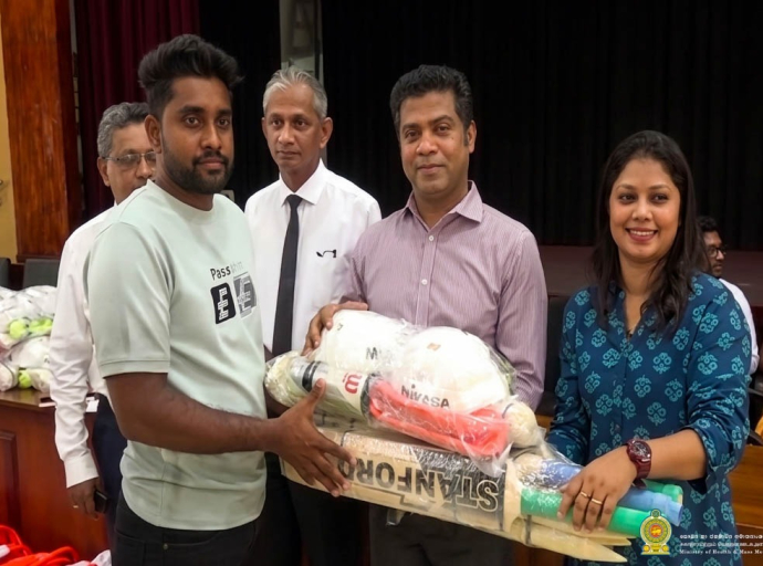 களுத்துறை மாவட்டத்தில் பதிவுசெய்யப்பட்ட 70 விளையாட்டுக் கழகங்களுக்கு விளையாட்டு உபகரணங்கள் விநியோகம்