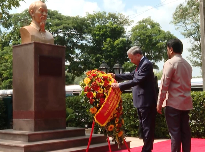 வியட்நாம் சோசலிசக் குடியரசின் ஜனாதிபதி ஹோ சி மின் உருவச்சிலைக்கு மலரஞ்சலி