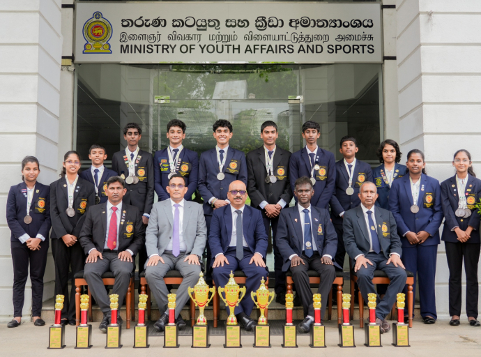 தெற்காசிய இளையோர் மேசைப்பந்து போட்டியில் வெற்றிபெற்ற வீரர்கள் அமைச்சரை சந்தித்தனர்