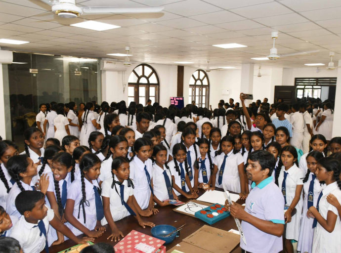 மட்டக்களப்பில் நிர்மாணிக்கப்பட்ட புதிய நூலகத்திற்கு பல்லாயிரக்கணக்கான மக்கள் வருகை