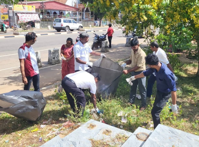 உலக சுற்றுச்சூழல் தினத்தை முன்னிட்டு A9 வீதியில் விசேட சிரமதானம்
