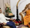 சுகாதார மற்றும் வெகுஜன ஊடக அமைச்சர்  கதிர்காம கிரிவெஹெர ஆலயத்தின் தலைமை அர்ச்சகரை சந்தித்து ஆசிகளைப் பெற்றார்